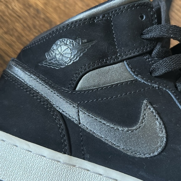 Air jordan mids size 5.5y - Picture 7 of 7